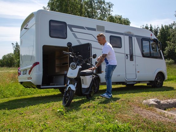 Sahkoskootteri matkailuautossa - Niu U Pro